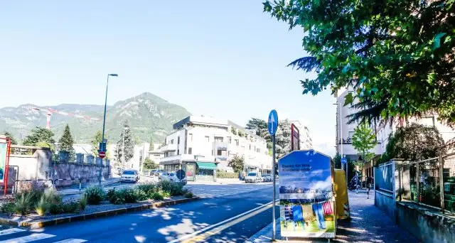 Bolzano: donna scende dall’auto e scippa una 90enne col girello