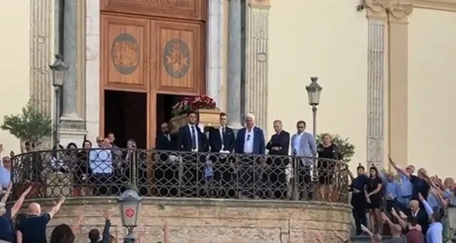 Saluto fascista a funerali esponente