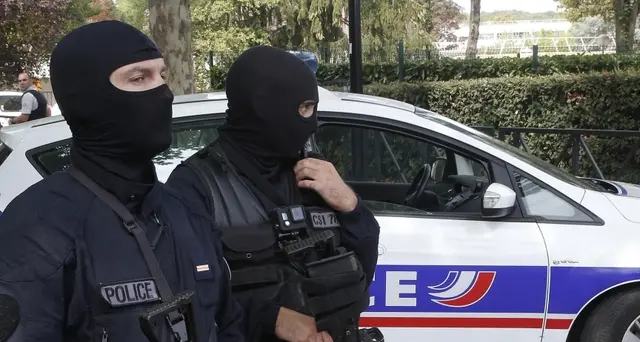 Parigi, afgano accoltella sette persone