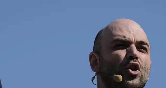 Saviano, Macron-Salvini anti-solidarietà