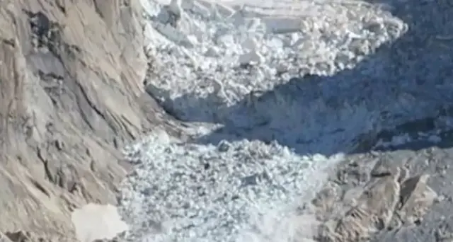 Maxi crollo ghiacciaio su Monte Bianco