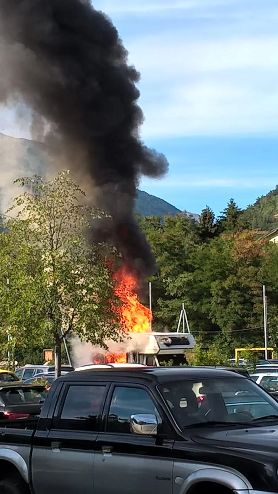 Camper distrutto dal fuoco a Malles