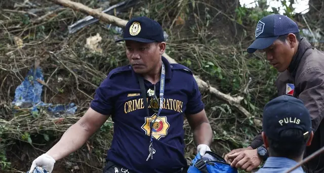 Filippine, van cade in burrone: 14 morti