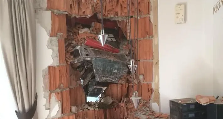 Trattore fuori controllo finisce la sua corsa dentro casa