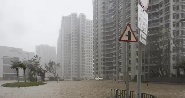 Tifone Mangkhut, 100 feriti a Hong Kong