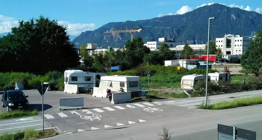 La denuncia: nove roulotte in via Agruzzo