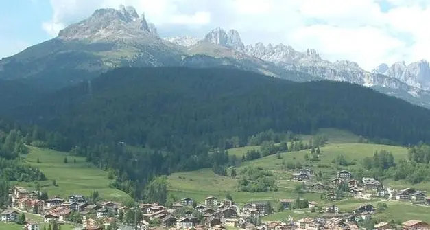 Moena, boscaiolo di 81 anni muore mentre taglia la legna
