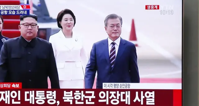 Kim accoglie Moon a piedi scaletta aereo