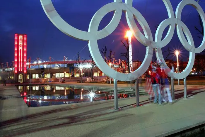 Il festeggiamento per il decennale delle Olimpiadi Invernali di Torino 2006 si è aperto questa sera con l'inaugurazione di una mostra fotografica di immagini dall'Archivio del Comune. Due i percorsi: sotto i portici antistanti il Municipio sono in mostra scatti della città olimpica, all'interno dell'Urban Center che vi si affaccia, immagini che illustrano i grandi temi della trasformazione urbana che i Giochi hanno innescato, Torino, 25 Febbraio 2016. ANSA/ US/ COMUNE DI TORINO +++ NO SALESEDITORIAL USE ONLY +++
