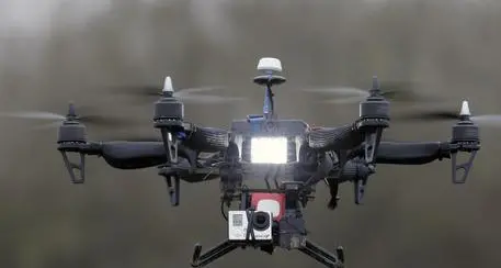 Elicottero dei vigili del fuoco rischia la collisione con un drone sopra il lago di Cei