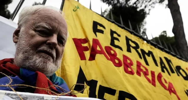 Sit-in ambasciata araba, stop bombe