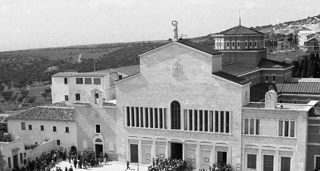 San Pio: 100 anni stimmate e 50 da morte