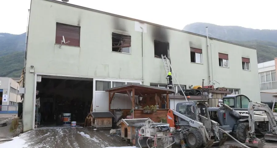 Incendio in un appartamento di Sinigo, in 8 finiscono all'ospedale