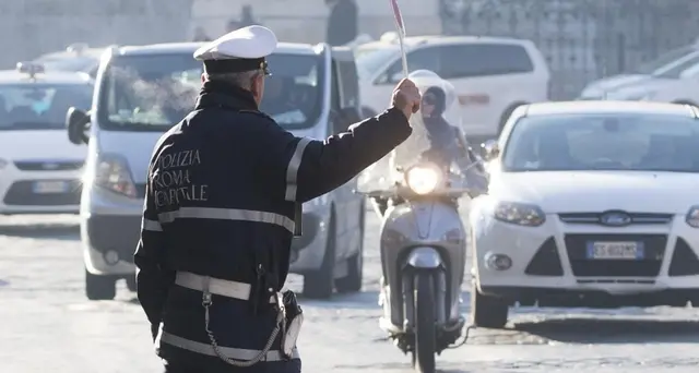 Paura in centro Roma,sassi da cavalcavia