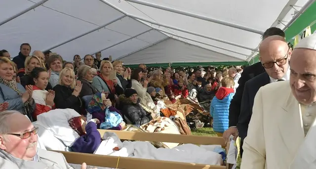 Papa in Lituania, no espulsione culture