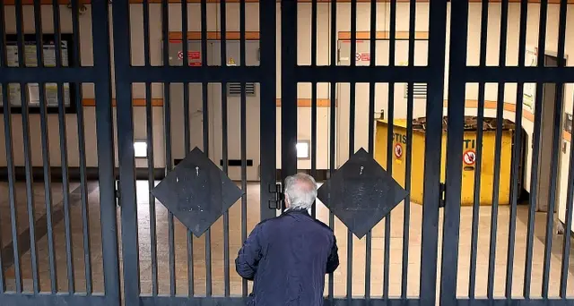 Cade da scale mobili metro Torino, morto