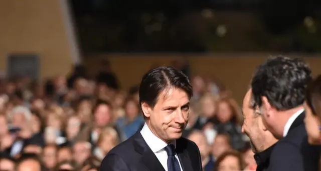 Conte \"timbra\" francobollo Padre Pio