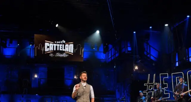 Cattelan va a teatro, gag e attualità