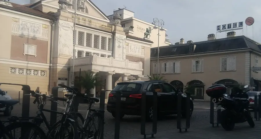 Piazza Teatro, la Civica: «Fiori al posto del ferro»