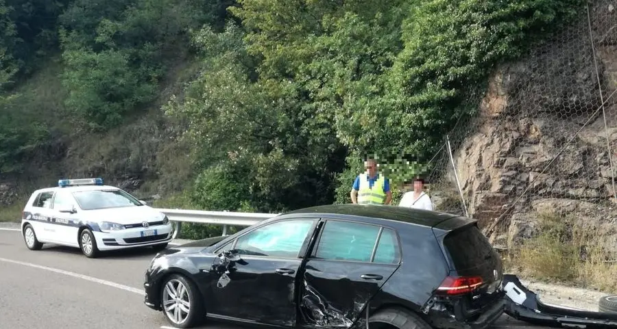 La Golf si scontra e perde le ruote
