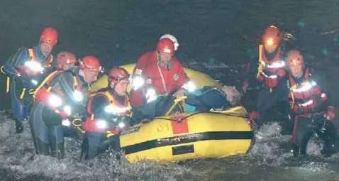Cade nell'Isarco durante una festa, salvata