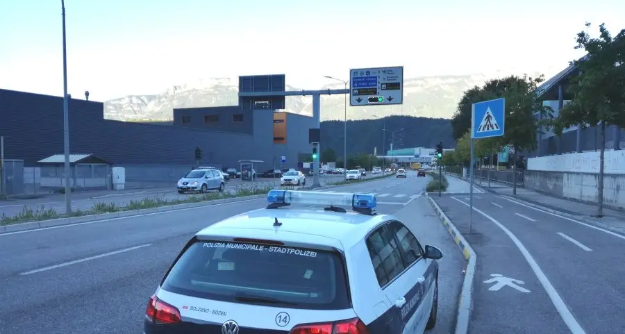 Percorre via Einstein contromano, ritirata la patente