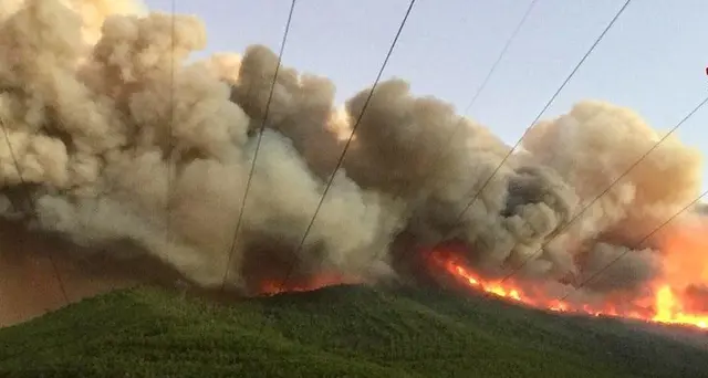 Incendio nel Pisano, chiuso aeroporto