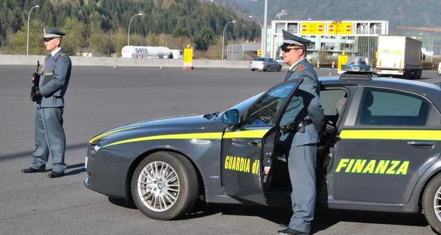 Troppi contanti in auto: sequestrati