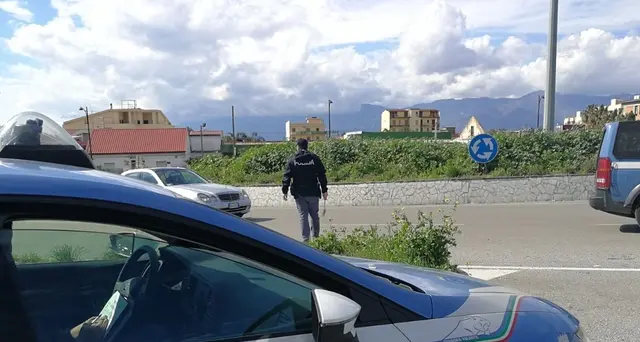 Accoltella la ex moglie, arrestato