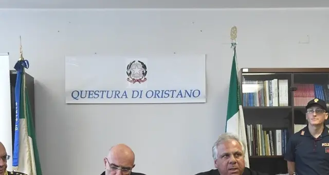 Pietre e petardi contro case migranti
