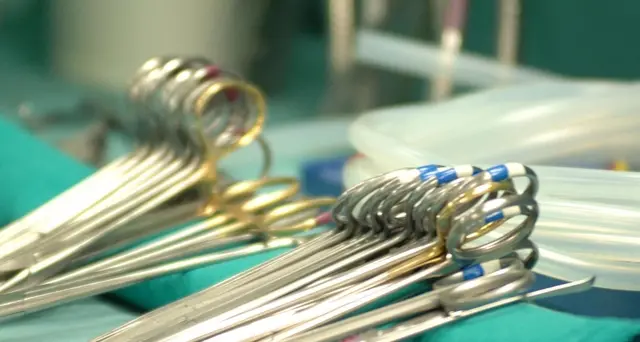 Morti sospette in clinica, 5 indagati