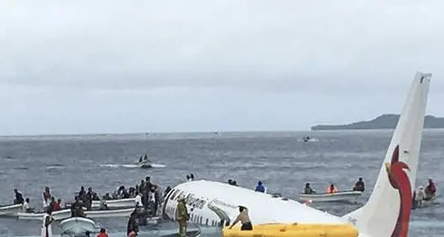 Aereo cade in Micronesia, tutti in salvo