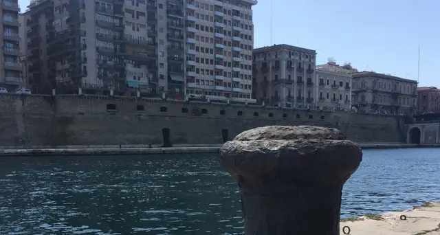 Set Netflix a Taranto:rivolta negozianti