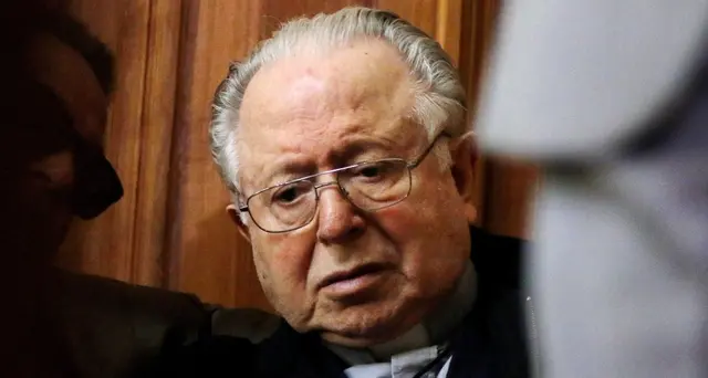 Cile, Papa toglie status clero Karadima