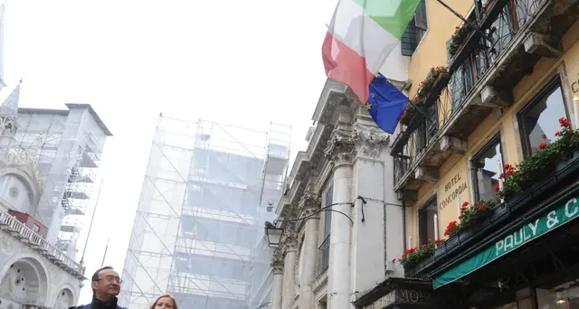 Vernice rossa su 'Leoncino' a San Marco