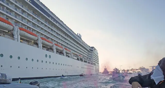 Grandi Navi:abbordata Msc con lanci uova