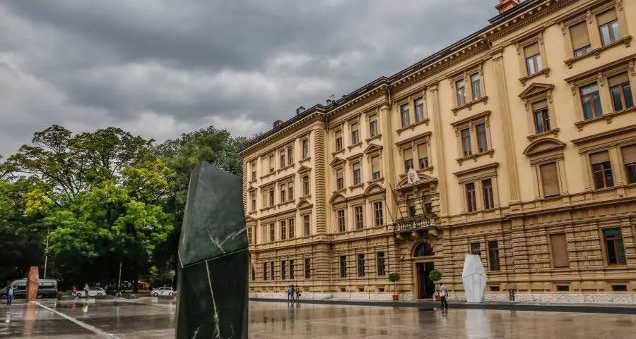 I dolmen in piazza Magnago? «Sembrano tre bare»