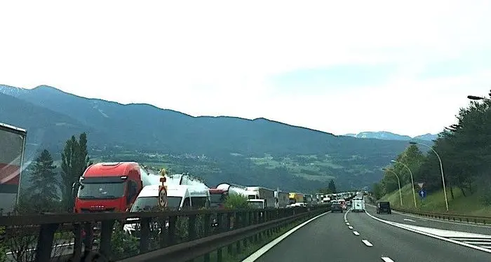 Serpentone di camion da Bolzano a Vipiteno