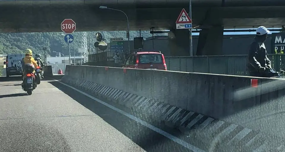 Con la macchina sulla ciclabile di ponte Palermo, rischia di investire due persone