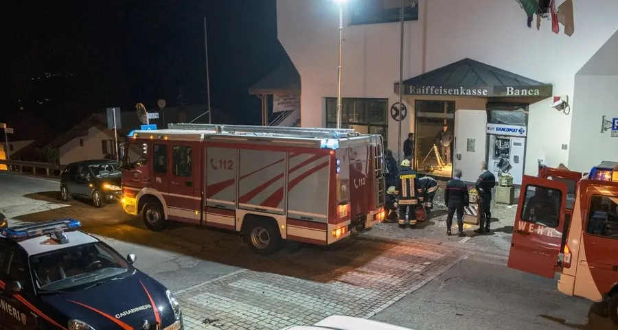 Esplode il bancomat, rubati 30 mila euro