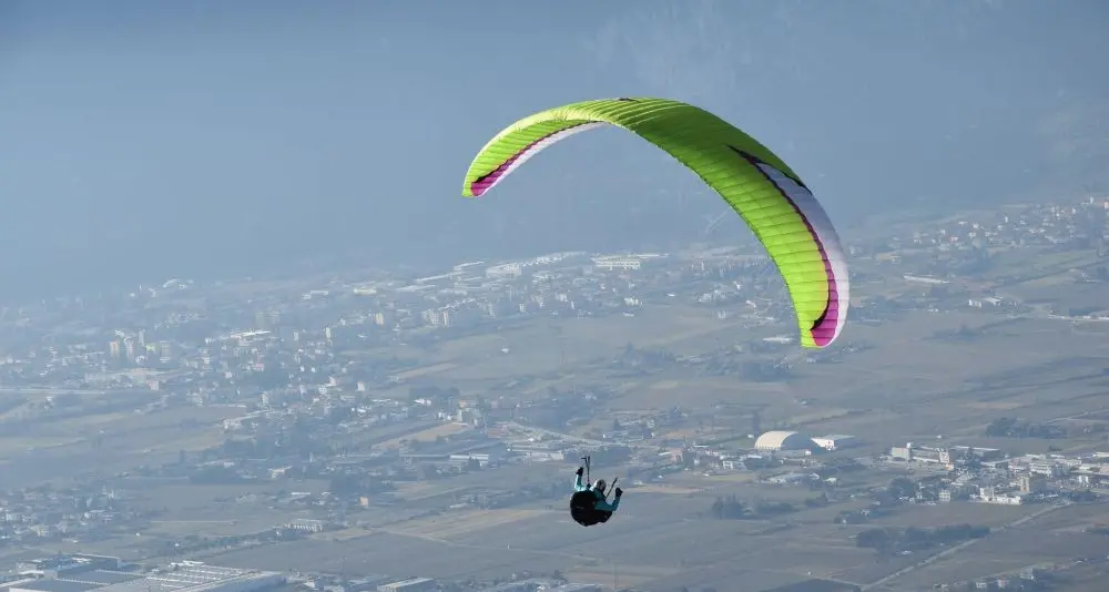 Cade per oltre 20 metri con il parapendio