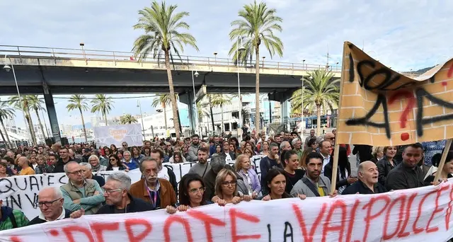 Crollo ponte, commercianti in piazza