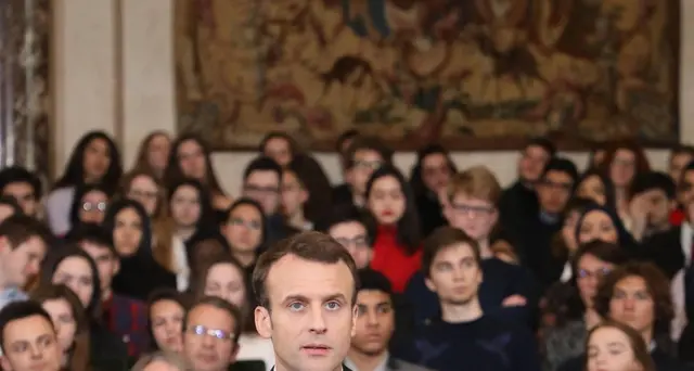 Francia, parte maxi rimpasto di governo
