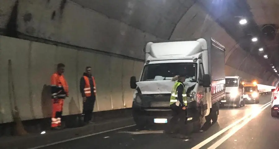 Tamponamento a tre e traffico in tilt