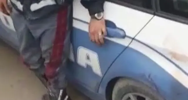 'Migrante ammanettato a ruota auto Ps'