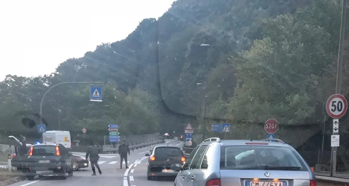 Colpo con l'esplosivo alla rurale: due fermati. Scattano i posti di blocco: è caccia al terzo uomo