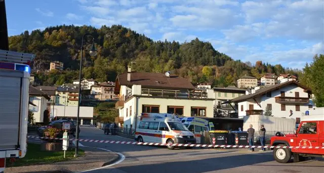 Val di Fiemme, esplode compressore nella falegnameria: anziano gravissimo