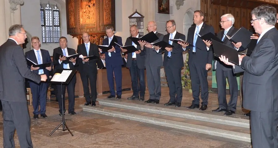 Coro dei sindaci, Beati strappa applausi