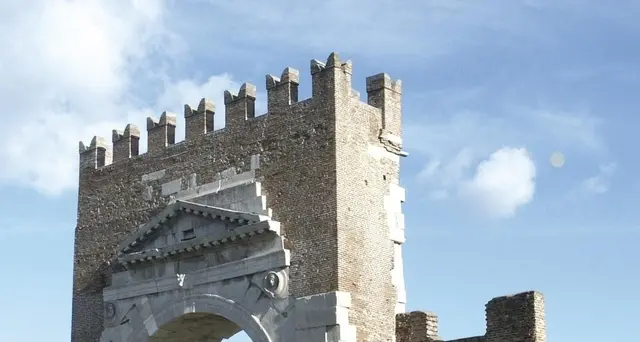 Staccano pietre arco romano, denunciati