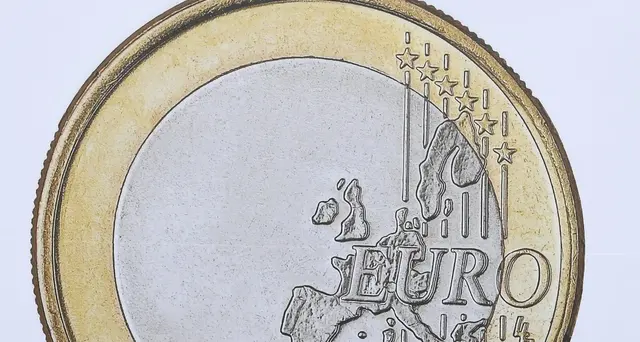 65% italiani pro euro, fanalino coda Ue